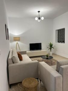 sala de estar con sofá y mesa en Élégant Appartement S+2 Lumineux au 1er étage, en Gammarth