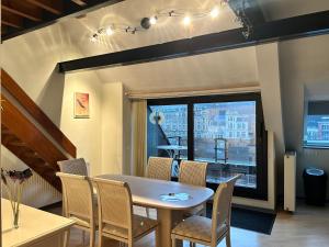 een eetkamer met een tafel en stoelen en een raam bij Le Reflet Meuse in Dinant