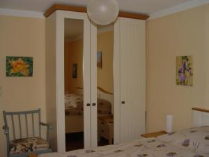 a bedroom with a mirror and a bed at Arbshagen in Groß Kordshagen
