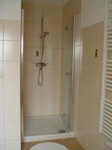 a bathroom with a shower with a tub at Arbshagen in Groß Kordshagen