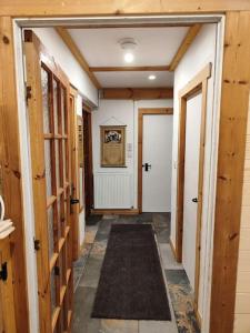 un pasillo con dos puertas y un pasillo con alfombras en Kempies-Cozy house on the NC500 en Durness