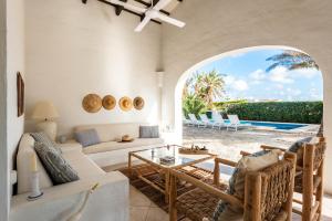 un soggiorno con un divano e un tavolo di Villa Bini Yaya - Cap den Font a Sant Lluís