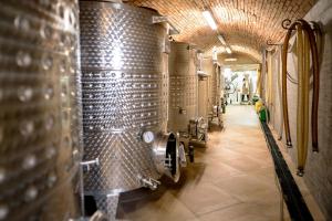 une rangée de barils de vin dans une cave à vin dans l'établissement Punta Chiarito Resort, à Ischia