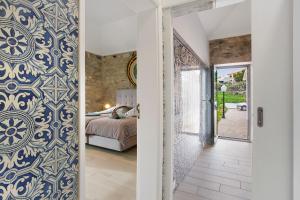 a bedroom with a blue and white patterned wall at Quinta Alcaparras in Porto Santo