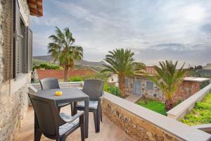 a patio with a table and chairs on a balcony at Quinta Alcaparras in Porto Santo