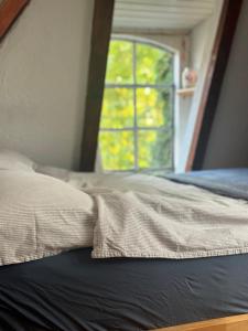 Een bed of bedden in een kamer bij Gemütliches Häusschen