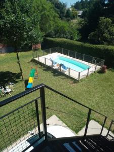 una piscina en un patio junto a una valla en El Caburé en Concepción del Uruguay