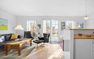 Il comprend une cuisine et un salon avec une table et des chaises. dans l'établissement Stunning Home In Brenderup Fyn With Wifi, à Bro