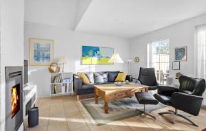 sala de estar con sofá y chimenea en Stunning Home In Brenderup Fyn With Wifi, en Bro