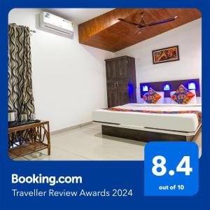 ein Schlafzimmer mit einem Bett in einem Zimmer in der Unterkunft FabHotel Prime Meera Vatika in Mahabaleshwar