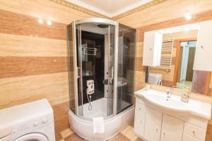 a bathroom with a shower and a sink at Sudety Park - PolanicaApartamenty pl in Polanica-Zdrój