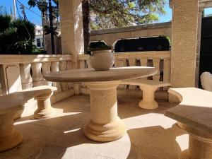 une table avec un vase assis au-dessus dans l'établissement Palma Ambassador Center ETV14825, à Palma de Majorque