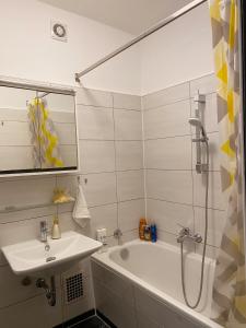 ein Badezimmer mit einem Waschbecken und einer Badewanne in der Unterkunft Wohnung mitten in der Altstadt in Koblenz