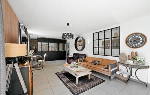 sala de estar con sofá y mesa en 3 Bedroom Stunning Home In Bagnols-sur-cze, en Bagnols-sur-Cèze