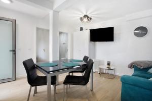 - une salle à manger avec une table, des chaises et un canapé dans l'établissement Casa De Pedra, à Porto Santo