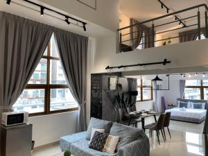 Ruang duduk di Pinnacle Duplex@6Pax-5m Walk to Paradigm Mall+WIFI