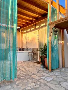 ein Haus mit einem Zimmer mit einer Küche in der Unterkunft Holiday Oasis with private patio and Hammam-style bath in Chora-Pithagoreo, Samos Island in Chóra