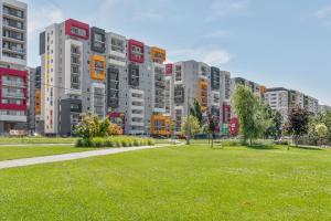 un parc avec de grands immeubles d'appartements en arrière-plan dans l'établissement Blissful Haven Flats, à Oradea