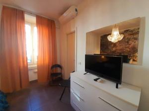 un soggiorno con TV a schermo piatto su un comò di Porta Venezia Apartment a Milano