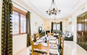 une salle à manger et un salon avec une table et des chaises dans l'établissement 3 Bedroom Awesome Home In Casariche, à Casariche