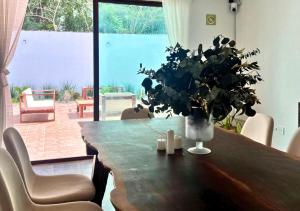 - une table à manger avec un vase de fleurs dans l'établissement Casa Ekinox, à Petkanché