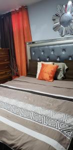 um quarto com uma cama grande e uma cabeceira. em Large Gated King Bed Apartment in Central Kingston em Kingston