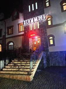 ein Hotel mit einer Treppe vor einem Gebäude in der Unterkunft Готель Ланцелот, Hotel Lancelot, готель Ланселот in Novoyavorivsk