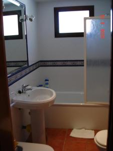 ein Badezimmer mit einem Waschbecken und einer Badewanne in der Unterkunft Sierra nevada in Sierra Nevada