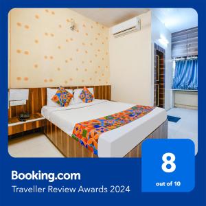 um quarto com uma cama num quarto em FabExpress Swara Residency em Bārāmati