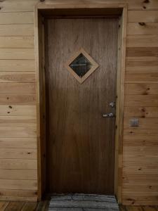 drewniane drzwi z napisem w obiekcie Classic Latvian Sauna and Hot Tub in a quiet place w mieście Mālpils