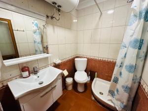 y baño con lavabo, aseo y espejo. en Urban Life Tirana- Economy Rooms en Tirana