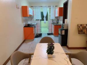 een keuken met een tafel met een potplant erop bij Spire Plaza 2 bedroom apartment in Nairobi