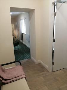Habitación con pasillo y puerta a una habitación en Cosy City Apartment, en Cork