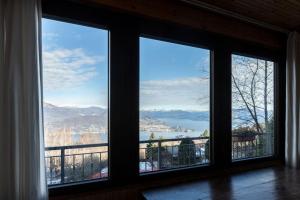 Habitación con 3 ventanas con vistas al lago en I Due Alberi Casa vacanze, en Stresa