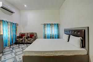 Una cama o camas en una habitación de OYO Riddhi Siddhi Hotel And Marriage Garden
