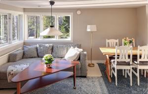 sala de estar con sofá y mesa en Gorgeous Home In Mariannelund With House Sea View, en Mariannelund