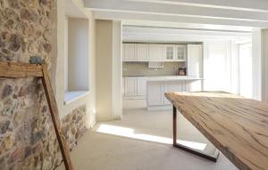 uma cozinha com uma mesa de madeira num quarto em Nice Home In Costermano Sul Garda With Wi-fi em Costermano sul garda