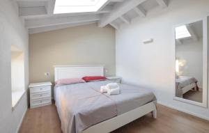 um quarto branco com uma cama e um espelho em Nice Home In Costermano Sul Garda With Wi-fi em Costermano sul garda