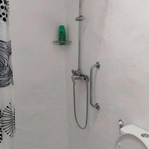 um chuveiro na casa de banho com WC em Love story em Mala