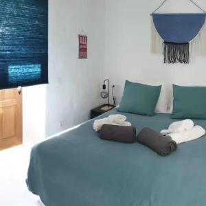 niebieskie łóżko z ręcznikami na górze w obiekcie Love story w mieście Mala