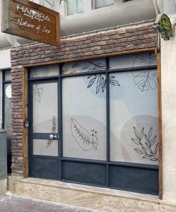 Una ventana de una tienda con hojas pintadas. en Studio Nature of Sea in the city center, en Antalya