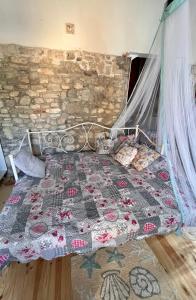 Un pat sau paturi într-o cameră la Villa Oasis at Samos Island
