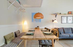 VestervigにあるNice Apartment In Vestervig With Saunaのテーブルとソファのあるダイニングルーム