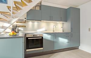 VestervigにあるNice Apartment In Vestervig With Saunaのステンレス製の器具と階段を備えたキッチン