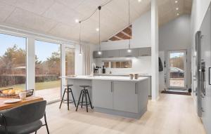 Η κουζίνα ή μικρή κουζίνα στο Lovely Home In Ringkøbing With Kitchen