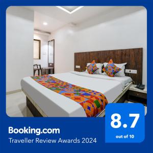 um quarto de hotel com uma cama num quarto em FabHotel Krishna Inn em Bhiwandi