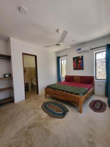 1 dormitorio con 1 cama grande en una habitación en Sand Beach Boutique Villas en Bwejuu