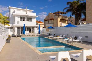 Πισίνα στο ή κοντά στο Faros Seaside Villa Larnaca