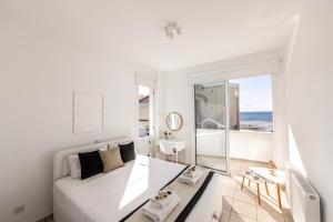 Ένα ή περισσότερα κρεβάτια σε δωμάτιο στο Faros Seaside Villa Larnaca +38 φωτογραφίες