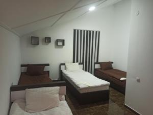 Zimmer mit 2 Betten in einem Zimmer in der Unterkunft Готель Ланцелот, Hotel Lancelot, готель Ланселот in Novoyavorivsk